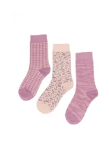 Pack de tres pares de medias de caña media con diferentes estampados: un par con diseño geométrico en tonos lila, un par con estampado animal print en tonos beige y un par con estampado de cebra en tonos lila.