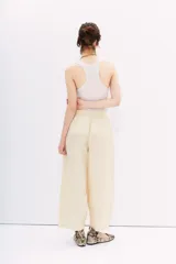 Pantalón babucha color marrón de lino, con cintura elastizada, bolsillos laterales y largo al tobillo.