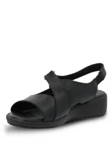 Sandalias de cuero negro con taco chino bajo de 4 cm, tira frontal ancha y cierre con velcro y tira ajustable en el talón.
