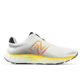 Championes de running New Balance modelo M520MW8, color blanco con detalles en negro, naranja y amarillo.