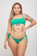Bombacha de bikini verde oliva, tipo vedetina, con tiras laterales para atar y cobertura completa en la parte trasera.