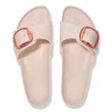 Sandalias Birkenstock modelo Madrid Big Buckle EVA, color rosado claro, fabricadas en material EVA de una sola pieza, con una tira ancha en el empeine y hebilla grande translúcida ajustable.
