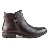 Bota corta de cuero color marrón oscuro, con cierre lateral y suela de goma.