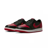 Championes Nike Air Jordan 1 Retro Low, modelo Banned, con diseño en color negro y detalles en rojo, perfil bajo y suela de goma.