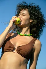 Conjunto de bikini color marrón con textura acanalada. El corpiño es de estilo deportivo con escote redondo y tirantes anchos, mientras que la bombacha es de corte vedetina con hebillas decorativas en los laterales.