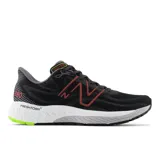Championes de running New Balance 880 V13, color negro con detalles en gris, rojo y verde.