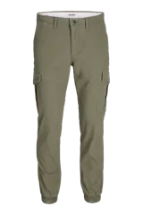 Pantalón cargo color verde oliva con cierre de cremallera y bolsillos laterales.