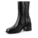 Bota de caña media confeccionada en cuero vacuno color marrón, con punta cuadrada y taco de madera. Presenta un diseño minimalista con cierre lateral interno y elástico en la caña para un mejor ajuste.