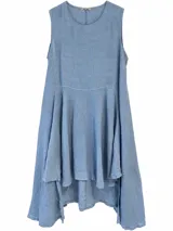 Vestido midi celeste de lino, sin mangas, con cuello redondo y diseño asimétrico de corte holgado.