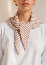Chal pañuelo de formato triangular tejido a mano en lana merino y seda, con diseño de rayas diagonales en color amarillo y blanco.