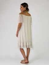 Vestido midi bordó de viscosa, con escote off-shoulder fruncido, mangas cortas y detalle de volados en el ruedo.