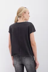 Remera de calce regular, confeccionada en jersey 100% algodón con teñido láser. Presenta una estampa frontal de inspiración esotérica con detalles en foil y tinta a contratono.