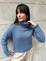 Sweater de punto color verde oliva, con cuello alto y mangas largas con puños acanalados.