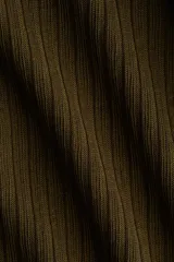 Top de manga larga ajustado al cuerpo, color verde oliva, confeccionado en tejido de punto acanalado fino. Presenta un escote en V profundo con una pequeña abertura frontal cerrada con dos corchetes.