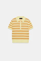 Polo de punto de manga corta con diseño a rayas horizontales en tonos amarillo claro y naranja, cuello camisero y cierre frontal de botones.