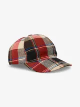 Gorra de visera con estampado a cuadros en tonos rojos, negros, beige y azules, ideal para el invierno.