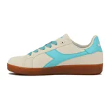 Championes Diadora Court XL Lifestyle, color beige con detalles en celeste y suela marrón. Zapatillas de estilo urbano con logo de la marca en el lateral y cordones celestes.
