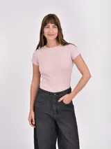 Remera de punto acanalado color negro, de calce ajustado al cuerpo, con cuello redondo y mangas cortas.