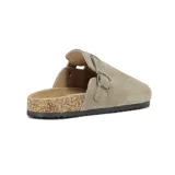 Zueco de gamuza color taupe con diseño de una tira ajustable mediante hebilla metálica lateral. Presenta una base de corcho natural y suela de goma negra antideslizante.