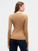Remera de manga larga confeccionada en tejido rib, con cuello redondo y ajuste al cuerpo.