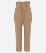 Pantalón carrot color tostado de viscosa, con cintura elástica fruncida, cierre frontal con cremallera y bolsillos laterales.