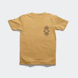 Remera color mostaza con estampado pequeño en el pecho.