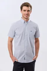 Camisa de manga corta con microcuadros en tonos celestes y blancos, calce slim, cuello con botones y bolsillo frontal con logo bordado.