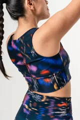 Top deportivo estampado con breteles anchos y faja ancha con tela doble.