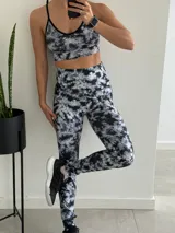 Calza larga de lycra con estampado batik en blanco y negro.