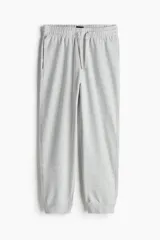 Pantalón de jogging gris melange, confeccionado en mezcla de algodón de felpa. Cuenta con cintura elástica con cordón de ajuste, bolsillos laterales y puños acanalados en los tobillos.