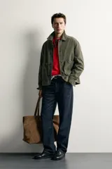 Sobrecamisa relaxed fit de algodón color verde militar, con cuello solapa, manga larga con puño abotonado, bolsillos frontales de plastrón y efecto lavado.