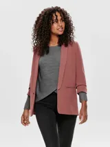Blazer regular fit color rosado viejo, con cuello solapa, mangas 3/4 y bolsillos frontales ribeteados.
