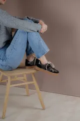 Championes urbanos de diseño acolchado, combinando tonos marrones, beige y detalles metalizados con textura. Cuentan con cordones al tono y suela de goma color caramelo.