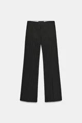 Pantalón de tiro alto con diseño de raya diplomática, corte de pierna recta, cintura con trabillas, bolsillos laterales y cierre frontal con cremallera y ganchos metálicos.
