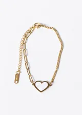 Pulsera dorada con eslabones de dos tipos y dije de corazón blanco.