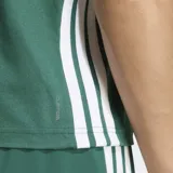 Remera deportiva Adidas verde con cuello redondo y el logo de la marca estampado en blanco en el pecho.