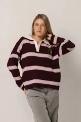 Sweater de punto a rayas horizontales en color bordó y rosado, con cuello polo en color crema y mangas largas.