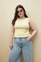 Musculosa color amarillo pastel de punto acanalado, sin mangas y con cuello redondo.