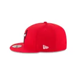 Gorra roja con logo de los Chicago Bulls bordado en relieve en el frente, cierre a presión ajustable y logo de la NBA en la parte trasera.