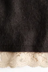 Buzo de corte holgado en punto suave con mezcla de mohair y lana, de color marrón oscuro, con cuello alto, hombros caídos y un bajo superpuesto de encaje en color crudo.