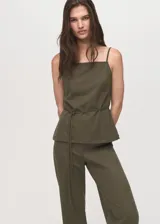 Pantalón recto color verde militar con cintura elástica, confeccionado en mezcla de algodón y poliamida.