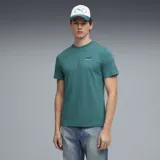 Remera de algodón color verde esmeralda, de corte clásico con cuello redondo y mangas cortas. Presenta el logo de la marca Puma estampado en el pecho en un tono más oscuro.