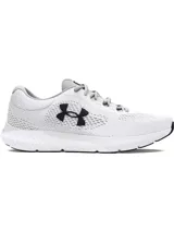 Championes de running Under Armour modelo Charged Rogue 4, color blanco con logo negro en el lateral. Presentan una parte superior de malla técnica transpirable, plantilla Deluxe Comfort System y entresuela Charged Cushioning para mayor amortiguación y respuesta.