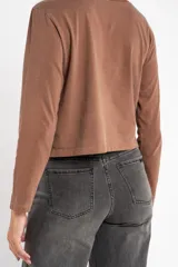 Remera de manga larga con efecto lavado, corte oversize y cuello redondo, confeccionada en algodón peinado.