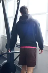 Short deportivo de tejido funcional con tecnología DryMove para absorción de sudor. Presenta corte estándar, cintura elástica con cordón de ajuste, bolsillos laterales al bies, un bolsillo con cierre y aberturas en el bajo.