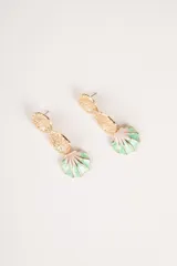 Aros colgantes con dos dijes: uno superior circular con textura y otro inferior con forma de concha marina esmaltada en verde y blanco.