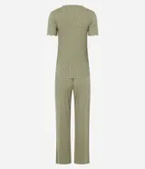 Pijama largo de dos piezas color verde oliva con estampado a rayas. Incluye una remera de manga corta con escote en V y fruncido en el centro del busto, y un pantalón de corte recto con cintura elástica y cordón ajustable.