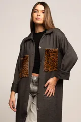 Túnica gris con bolsillos de cuero con estampado animal print.