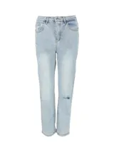 Jeans de mezclilla color celeste claro, de corte recto y tiro medio, con diseño clásico de cinco bolsillos, cierre de cremallera y botón metálico. Presenta ligeros detalles de roturas sutiles en la pierna y acabado desgastado.