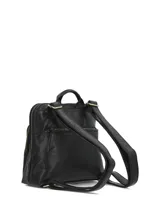 Mochila Hush Puppies de cuero sintético negro con bolsillo frontal de gamuza con cierre vertical y detalles de herrajes dorados.